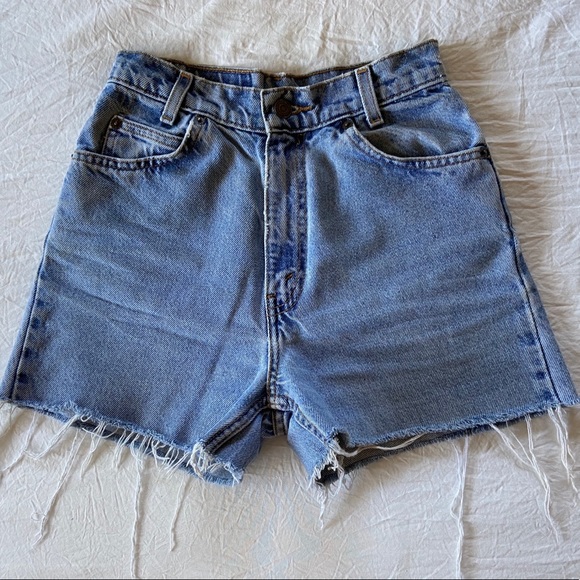 Vintage Levi’s High-Waisted Short - Picture 2 of 7